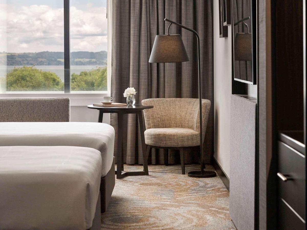 Hotel Pullman Rotorua Exteriér fotografie A guest room at the Four Seasons Hotel