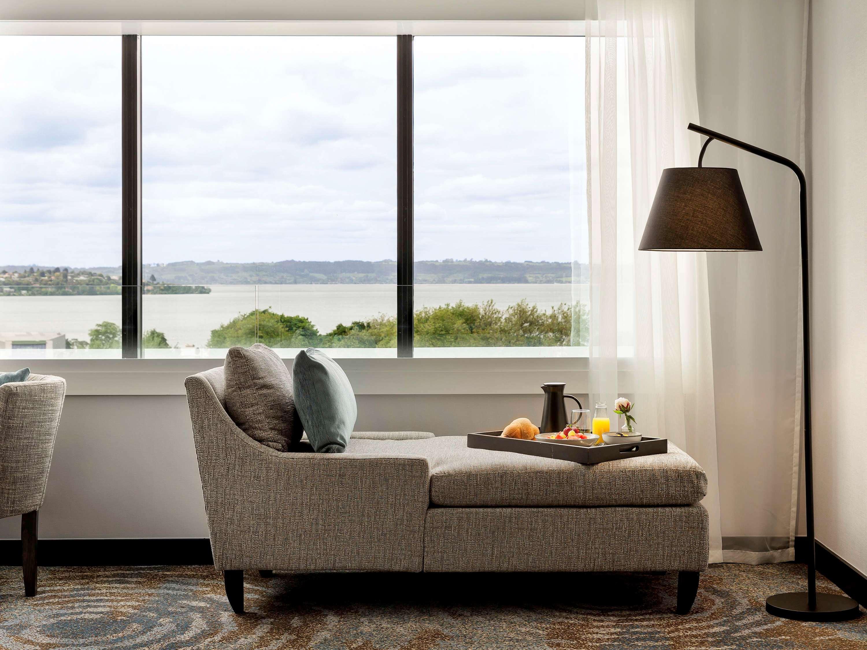 Hotel Pullman Rotorua Exteriér fotografie A floor lamp