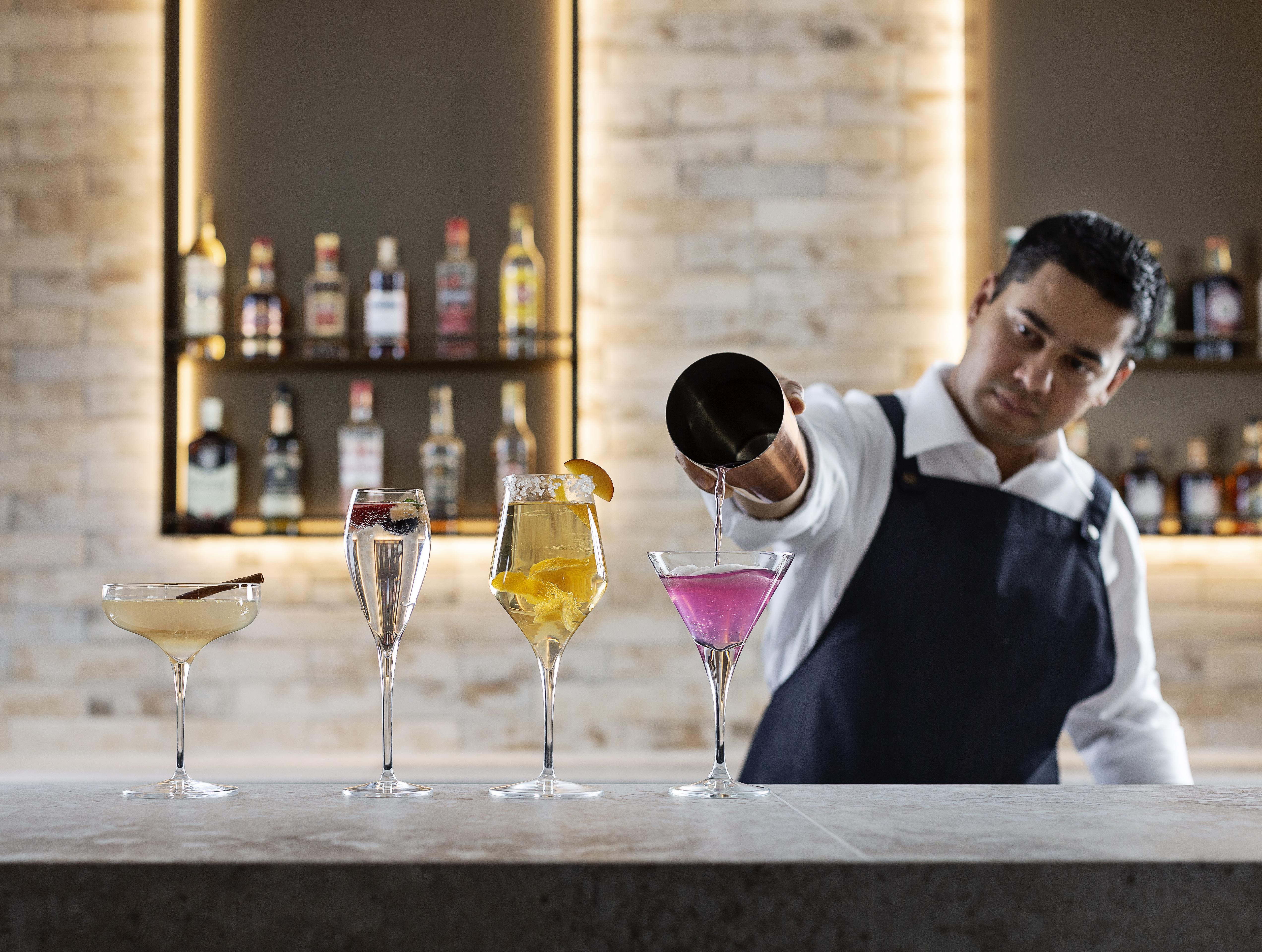 Hotel Pullman Rotorua Exteriér fotografie A bartender at work
