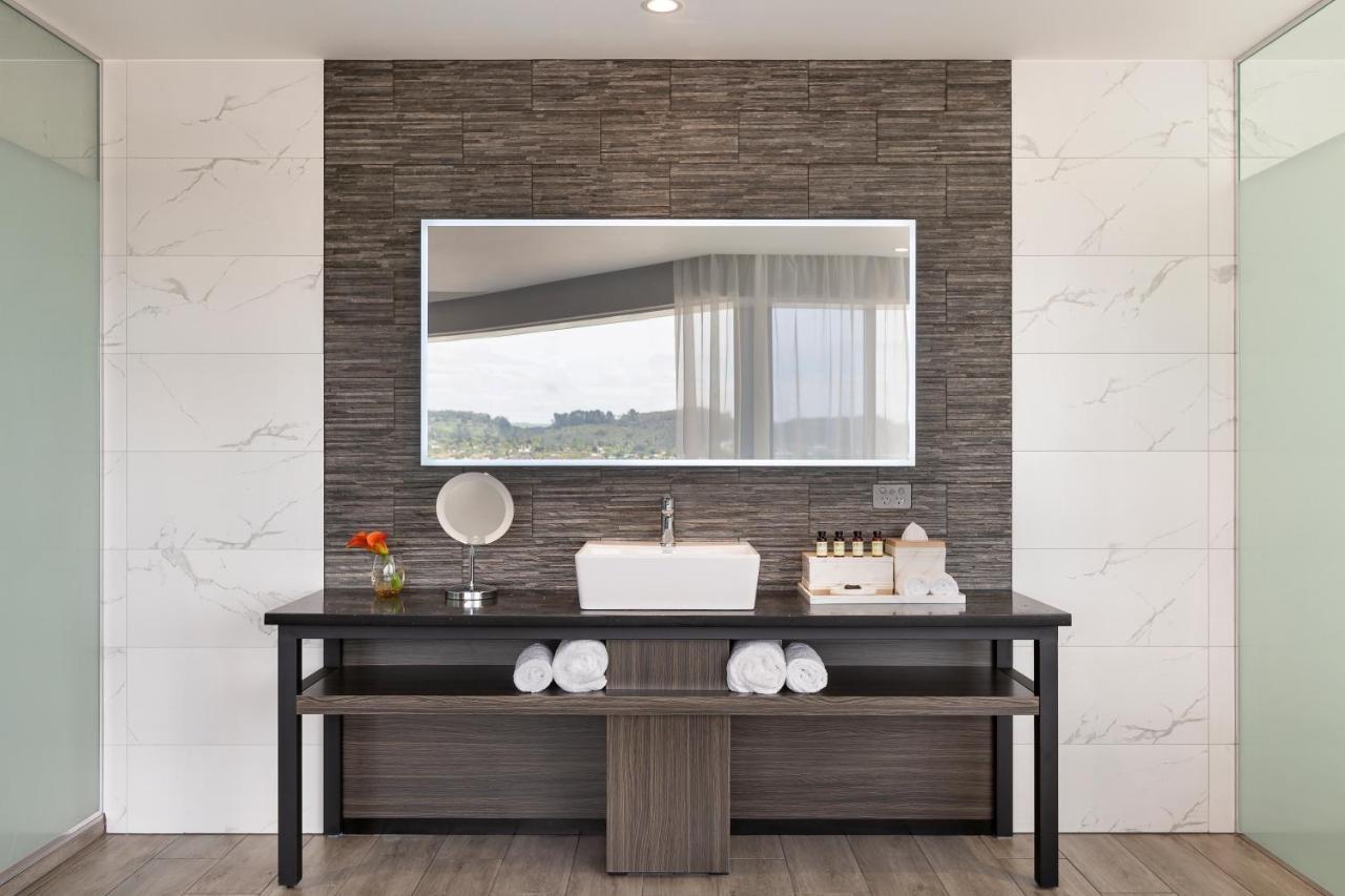 Hotel Pullman Rotorua Exteriér fotografie Bathroom with a mirror